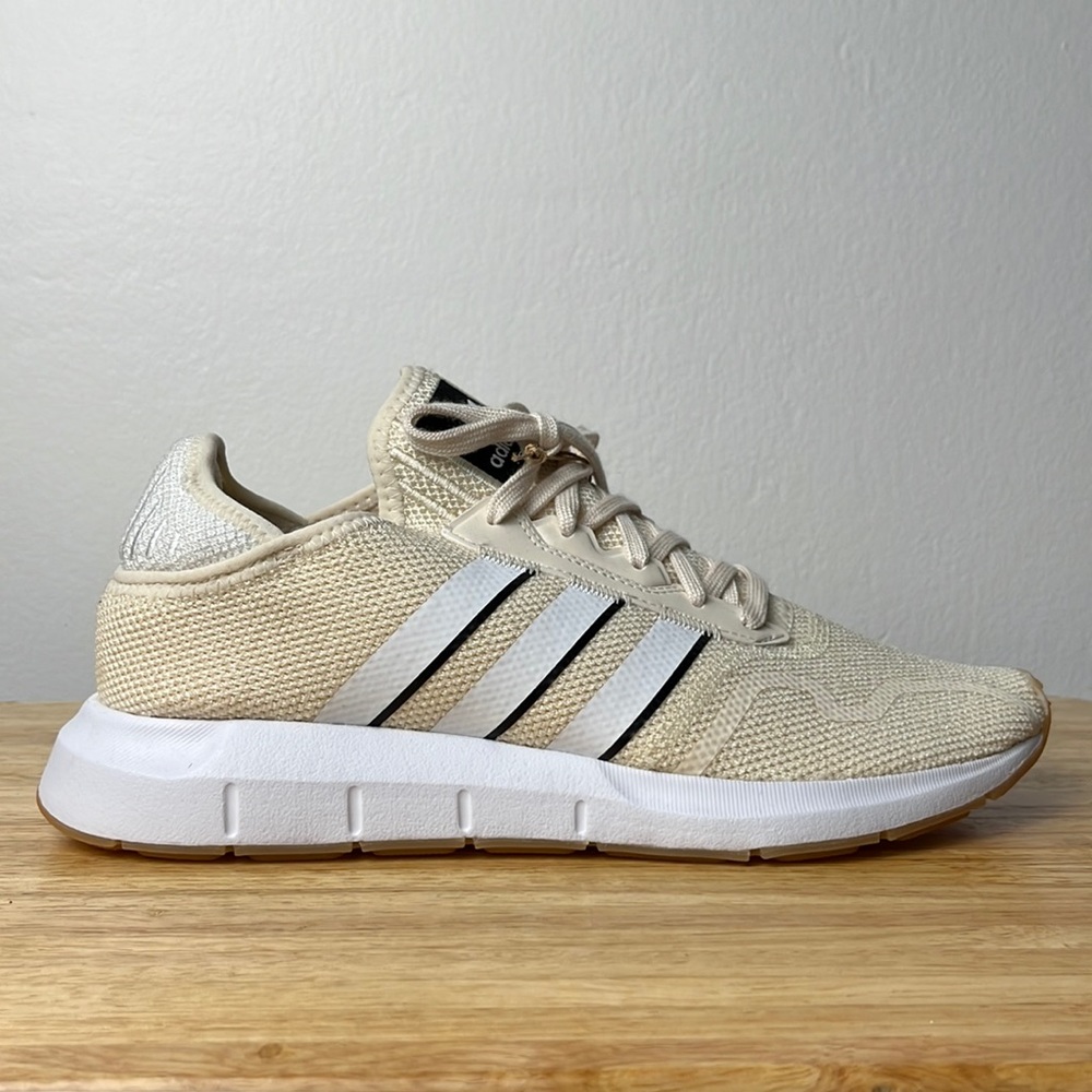 NWT Adidas Originals Women’s Swift Running Sneaker Size 9.5